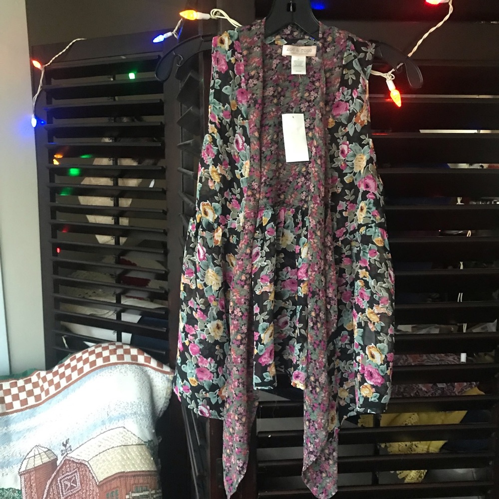 Zoe & Rose (band of gypsies) cover-up paisleys floral top w/tie & lace in back